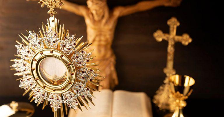 Learn how to pray to Jesus in Eucharistic adoration.